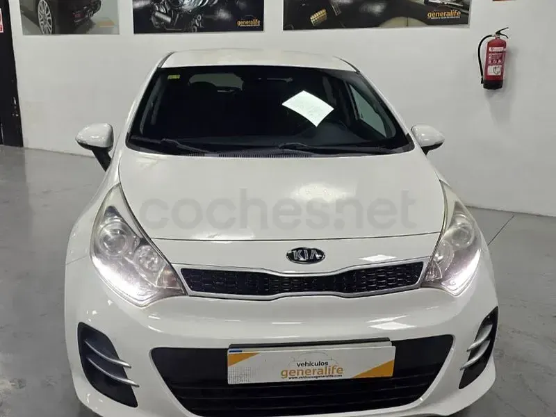Usado Kia Rio 84 CV (61 kW) 2015 Blanco Berlina