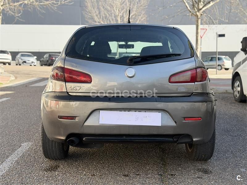Usado Alfa Romeo 147 120 CV (88 kW) 2006 Gris / plata Utilitario