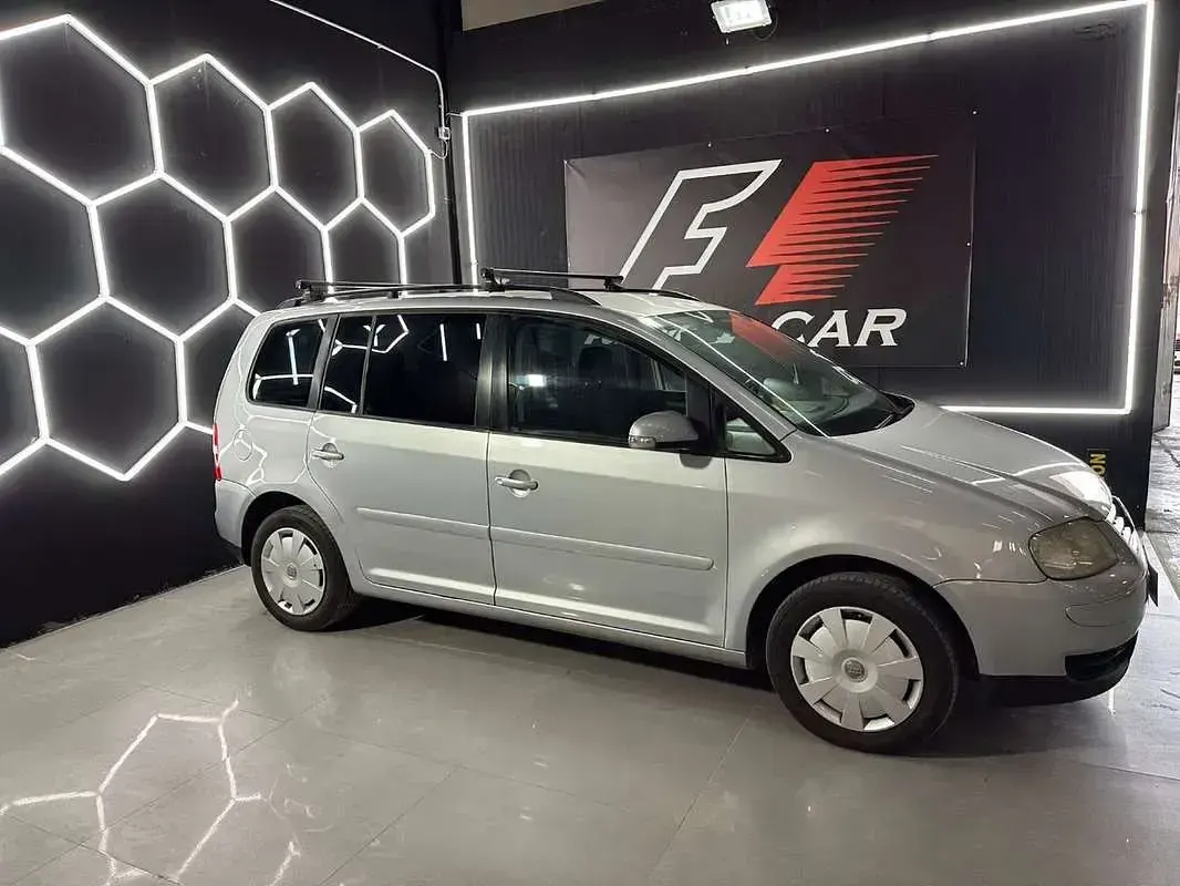 Usado VW Touran Highline 116 CV (85 kW) 2004 Gris / plata Monovolumen