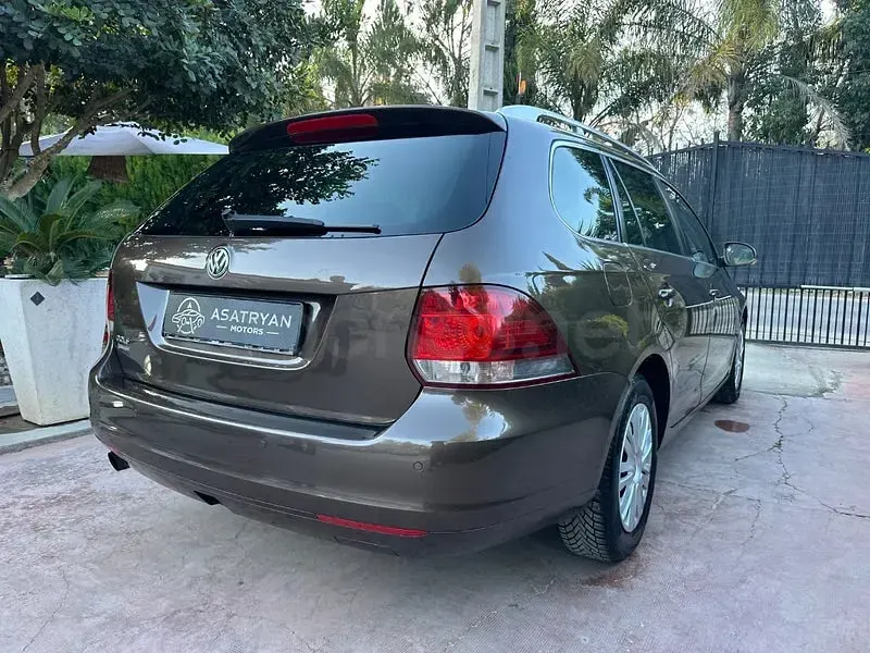 Usado VW Golf VI Advance 105 CV (77 kW) 2011 Marrón Utilitario