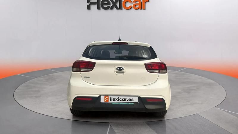 Usado Kia Rio 120 CV (88 kW) 2021 Blanco Utilitario