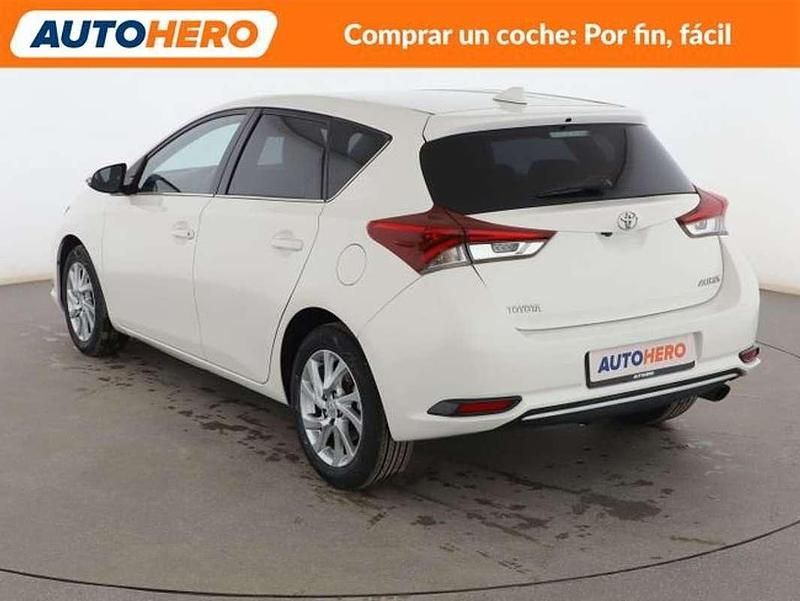 Usado Toyota Auris Active 116 CV (85 kW) 2016 Blanco Berlina