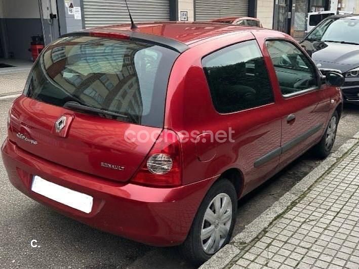 Usado Renault Clio II Campus 75 CV (55 kW) 2007 Granate Berlina