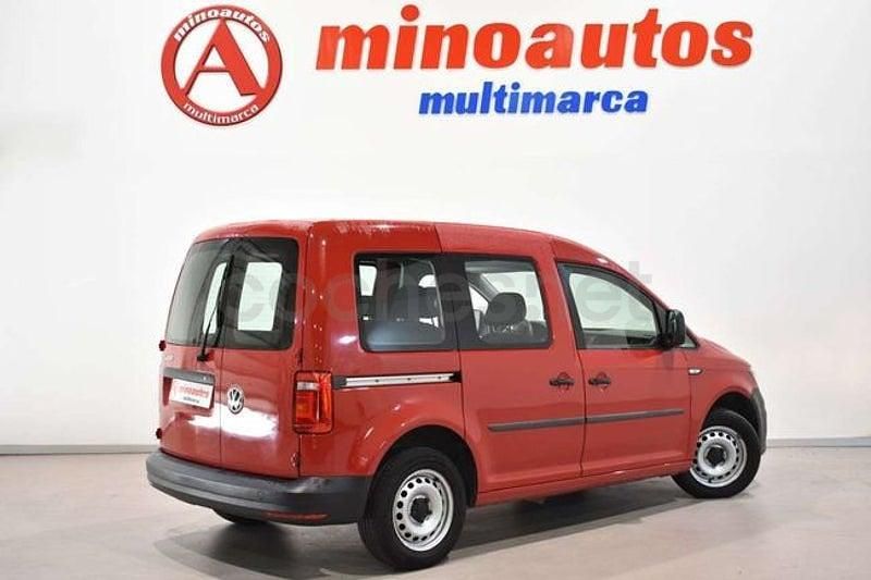 Usado VW Caddy Trendline 102 CV (75 kW) 2020 Rojo Monovolumen