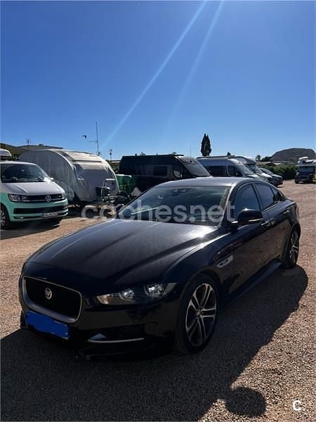 Usado Jaguar XE R-Sport 180 CV (132 kW) 2017 Negro Berlina