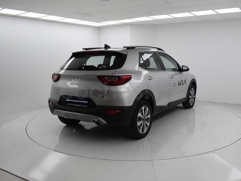 Usado Kia Stonic 101 CV (74 kW) 2025 Gris / plata SUV