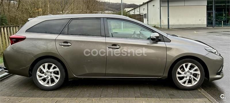 Usado Toyota Auris Active 112 CV (82 kW) 2017 Beige Familiar