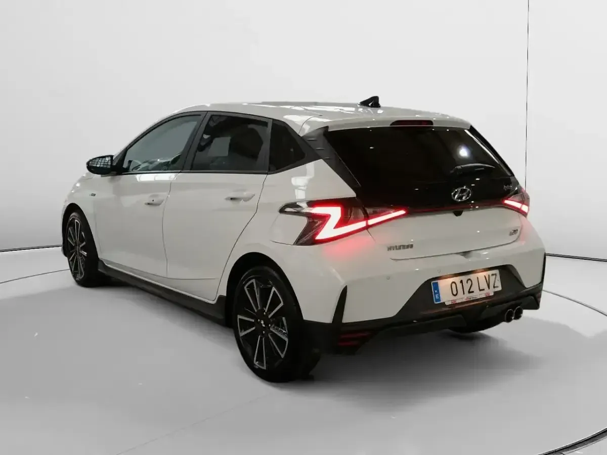 Begagnad Hyundai i20 N Line 101 HK (74 kW) 2022 Vit Sedan