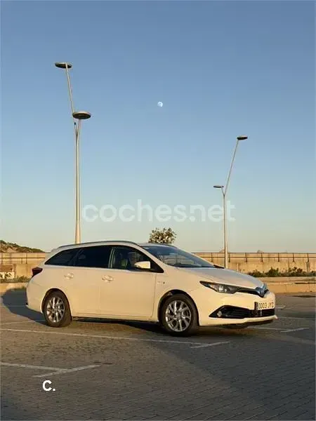 Usado Toyota Auris Hybrid Active 136 CV (100 kW) 2017 Blanco Familiar