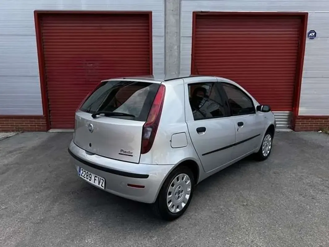 Usado Fiat Punto 60 CV (44 kW) 2007 Plateado Utilitario