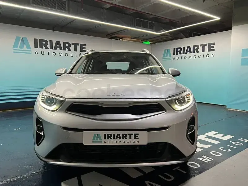 Usado Kia Stonic 100 CV (73 kW) 2022 Gris / plata SUV