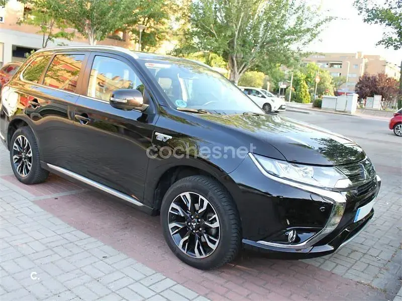 Usado Mitsubishi Outlander P-HEV 203 CV (149 kW) 2017 Negro SUV