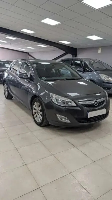Usado Opel Astra Excellence 110 CV (80 kW) 2012 Negro Utilitario