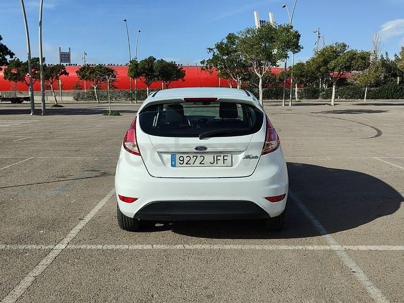 Usado Ford Fiesta Trend 95 CV (69 kW) 2015 Blanco Berlina
