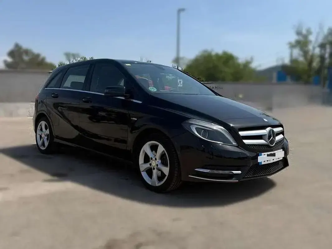 Usado Mercedes B180 122 CV (89 kW) 2012 Negro Utilitario