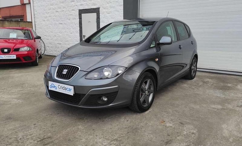 Usado Seat Altea Ecomotive 105 CV (77 kW) 2014 Gris Monovolumen