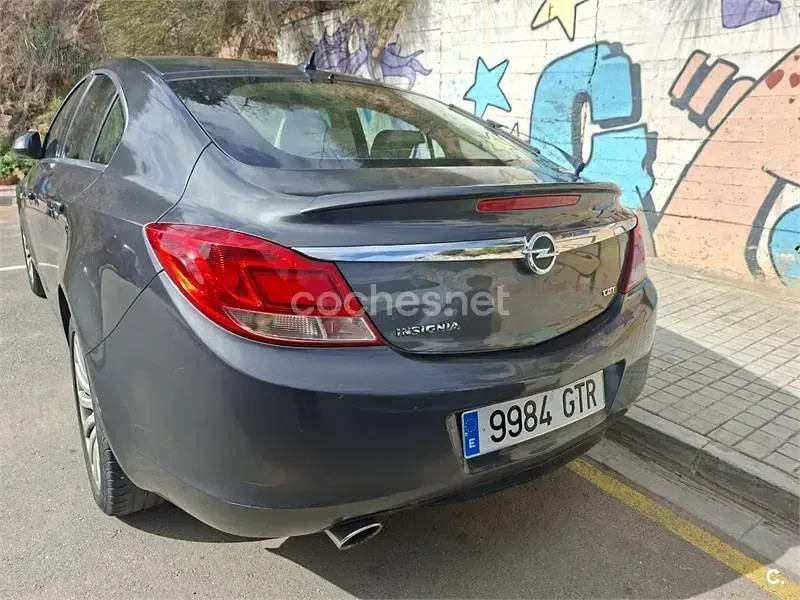 Usado Opel Insignia Cosmo 130 CV (95 kW) 2010 Gris / plata Berlina