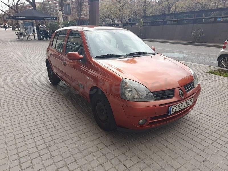 Usado Renault Clio II Authentique 60 CV (44 kW) 2005 Granate Berlina