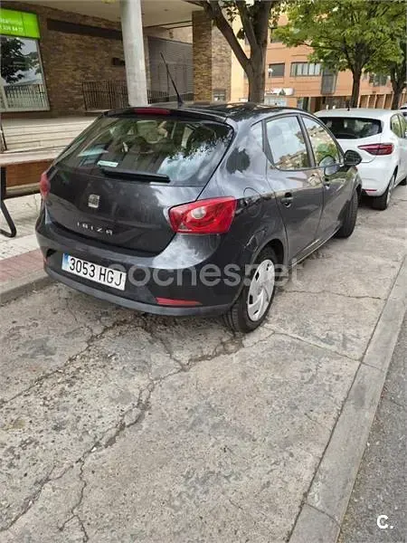 Usado Seat Ibiza Reference 85 CV (62 kW) 2011 Gris / plata Berlina