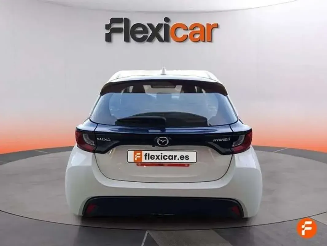 Begagnad Mazda 2 Exclusive-Line 90 HK (66 kW) 2023 Vit Halvkombi