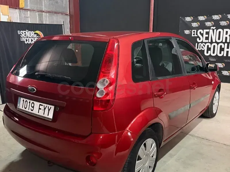 Usado Ford Fiesta Futura 80 CV (58 kW) 2007 Rojo Utilitario