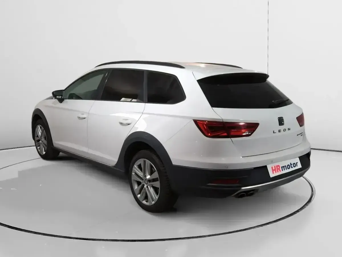 Usado Seat Leon 4Drive 150 CV (110 kW) 2018 Blanco Familiar