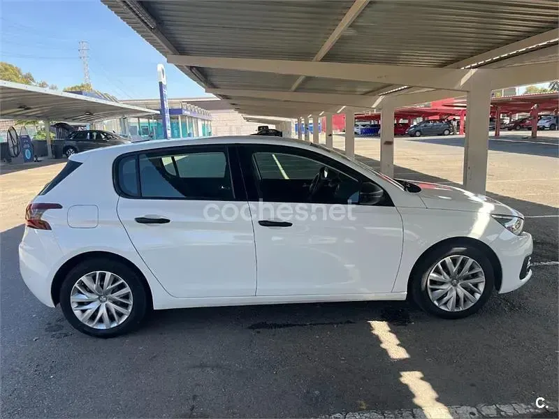 Usado Peugeot 308 Access 100 CV (73 kW) 2019 Blanco Berlina