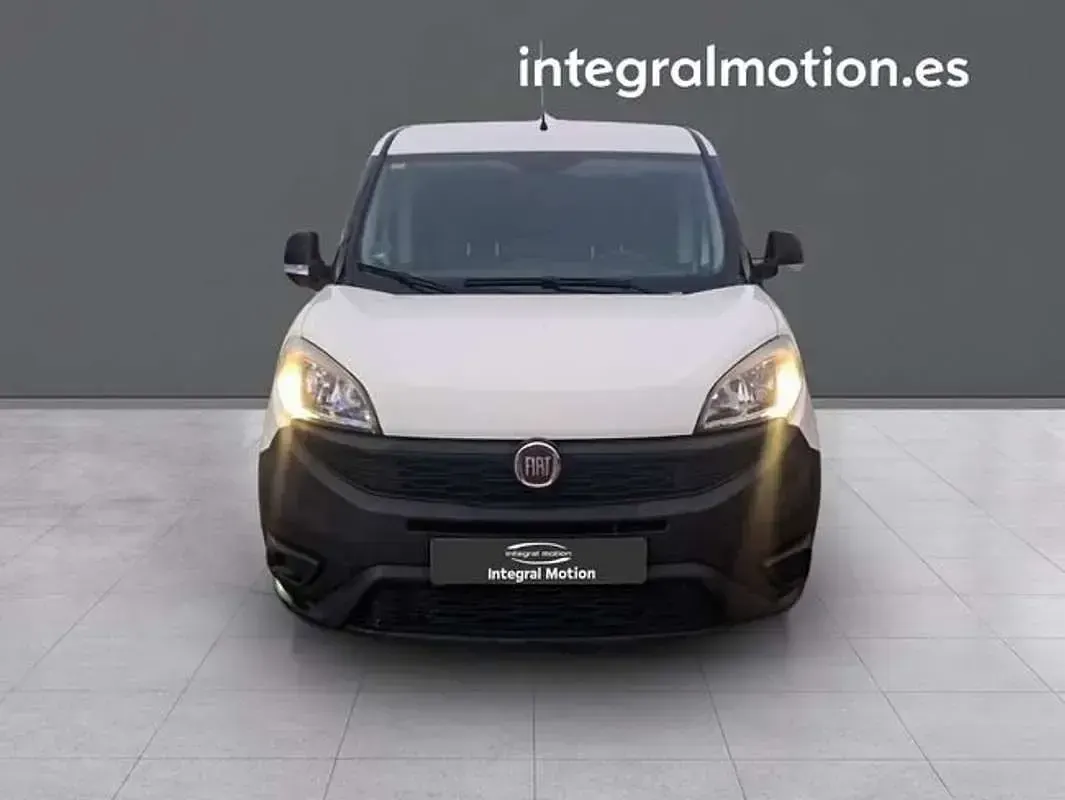 Usado Fiat Doblò 95 CV (69 kW) 2019 Blanco Monovolumen