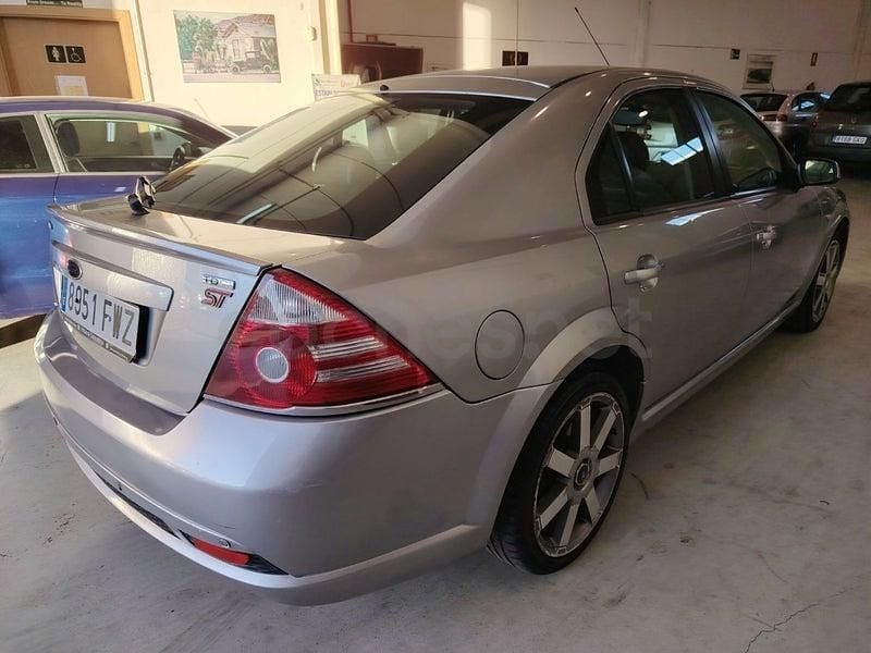 Usado Ford Mondeo Futura 130 CV (95 kW) 2007 Gris / plata Berlina