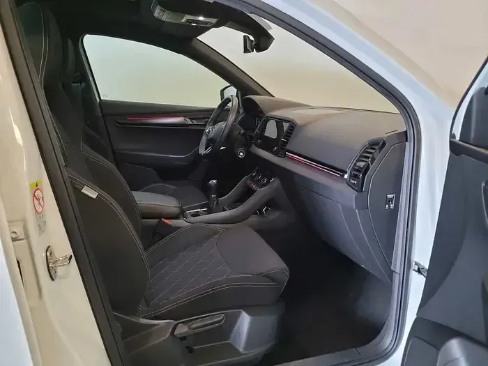 Usado Skoda Karoq SportLine 150 CV (110 kW) 2021 Blanco SUV