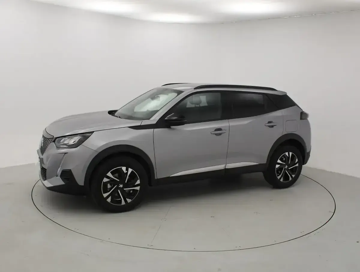 Usado Peugeot 2008 Allure 101 CV (74 kW) 2023 Gris SUV