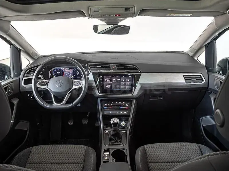 Usado VW Touran Advance 122 CV (89 kW) 2024 Gris / plata Monovolumen
