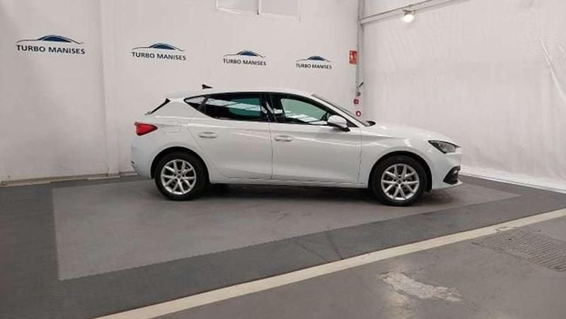 Usado Seat Leon Style 116 CV (85 kW) 2021 Blanco Utilitario