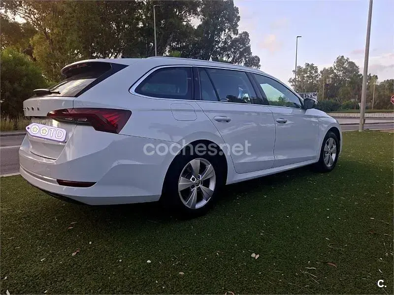 Usado Skoda Octavia 110 CV (80 kW) 2022 Blanco Familiar