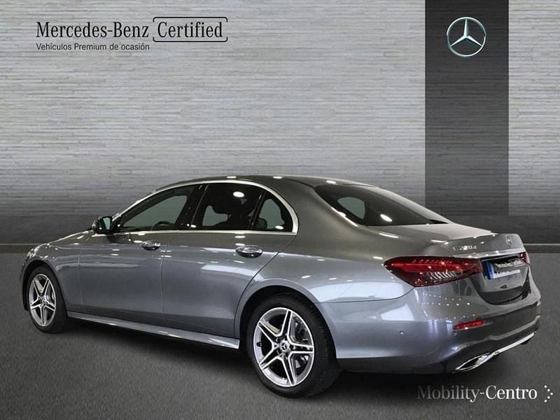 Usado Mercedes E220 AMG line 194 CV (142 kW) 2021 Selenitgrey  metallic paint Berlina