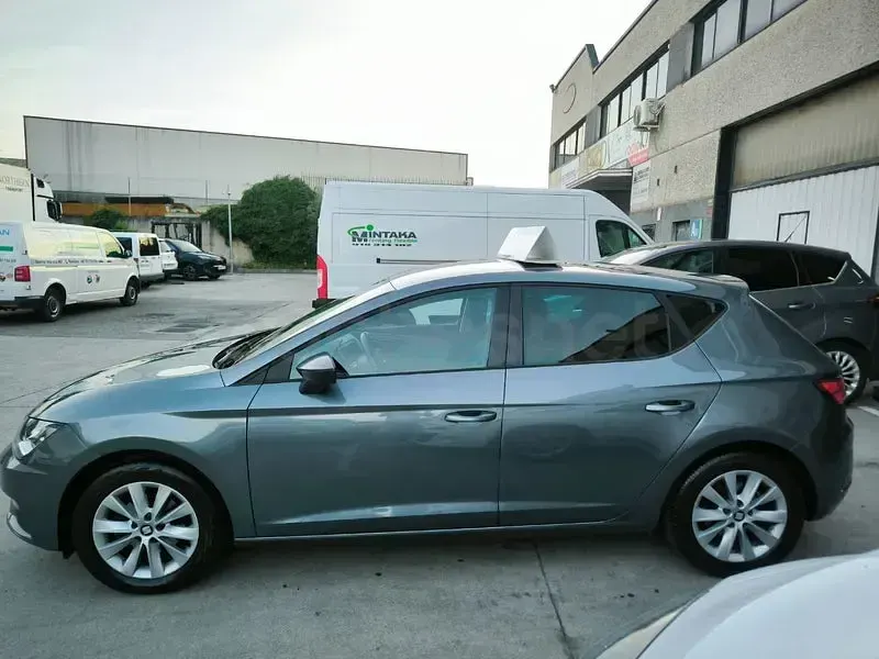 Usado Seat Leon Style Plus 110 CV (80 kW) 2017 Gris / plata Berlina