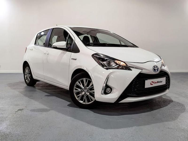 Usado Toyota Yaris Hybrid Active 100 CV (73 kW) 2020 Blanco Berlina