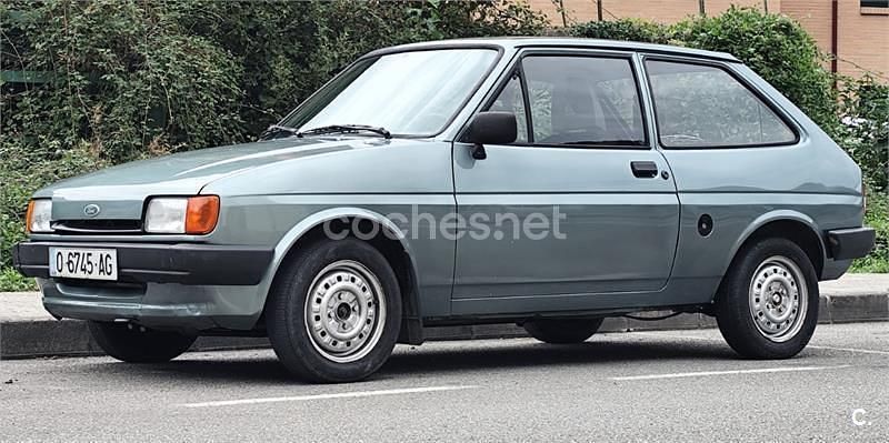Usado Ford Fiesta 45 CV (33 kW) 1985 Gris / plata Berlina