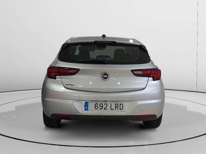 Usado Opel Astra Elegance 131 CV (96 kW) 2021 Gris Utilitario
