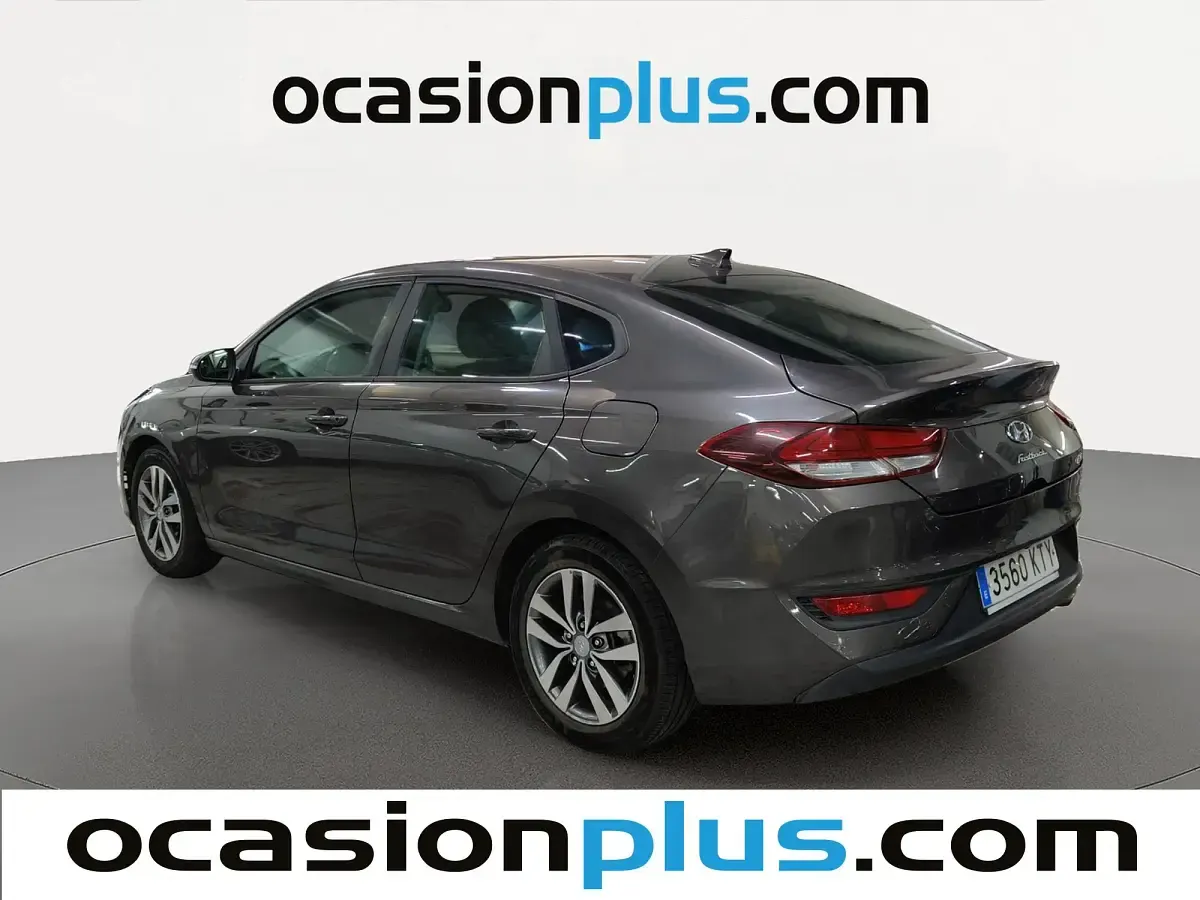 Usado Hyundai i30 120 CV (88 kW) 2019 Gris Berlina