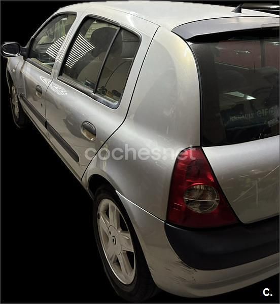 Usado Renault Clio II Dynamique 75 CV (55 kW) 2003 Gris / plata Berlina
