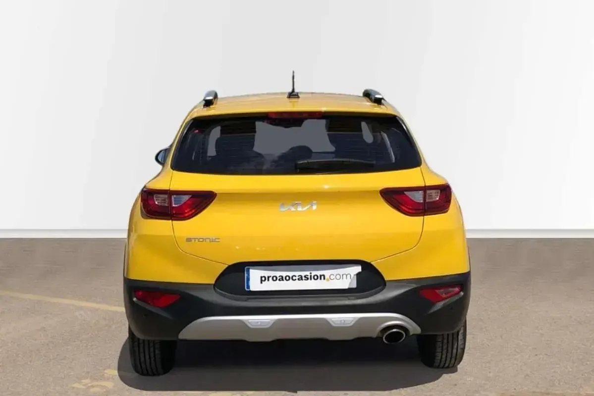 Usado Kia Stonic 84 CV (61 kW) 2023 Amarillo SUV