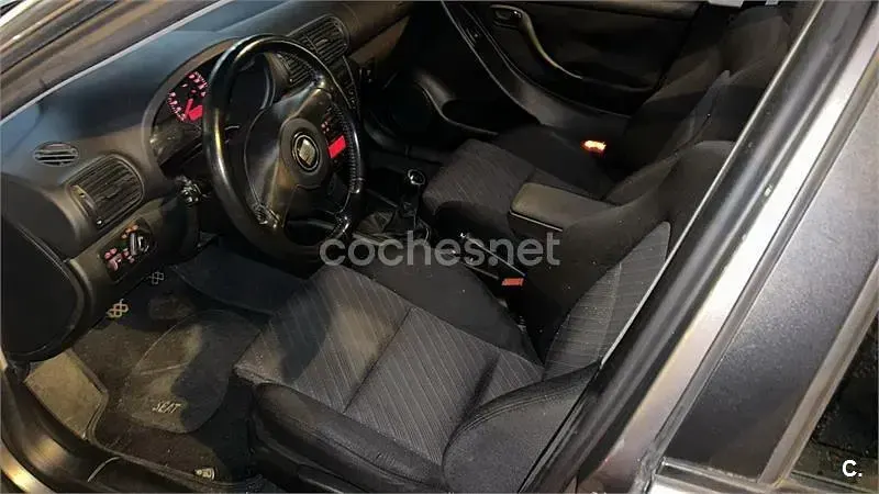 Usado Seat Leon Stella 110 CV (80 kW) 2003 Gris / plata Utilitario