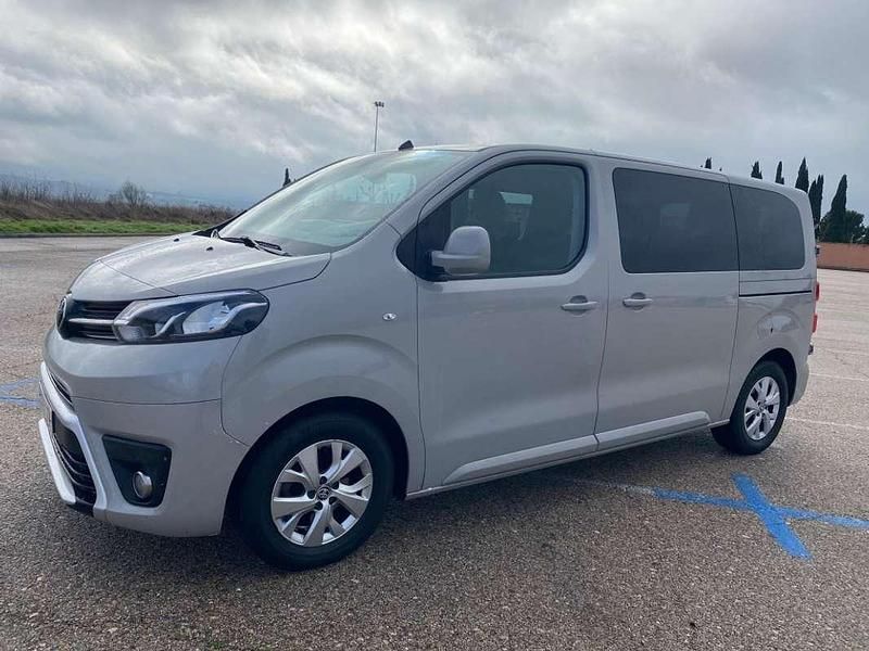 Usado Toyota Proace 120 CV (88 kW) 2022 Gris Monovolumen