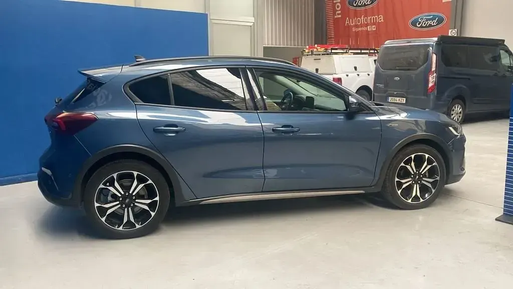 Usado Ford Focus Active X 155 CV (114 kW) 2022 Ázul chrome (metalizado) Berlina