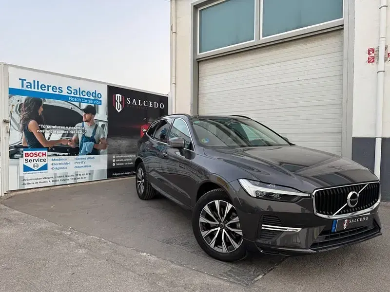 Usado Volvo XC60 Core 197 CV (144 kW) 2022 Gris / plata SUV