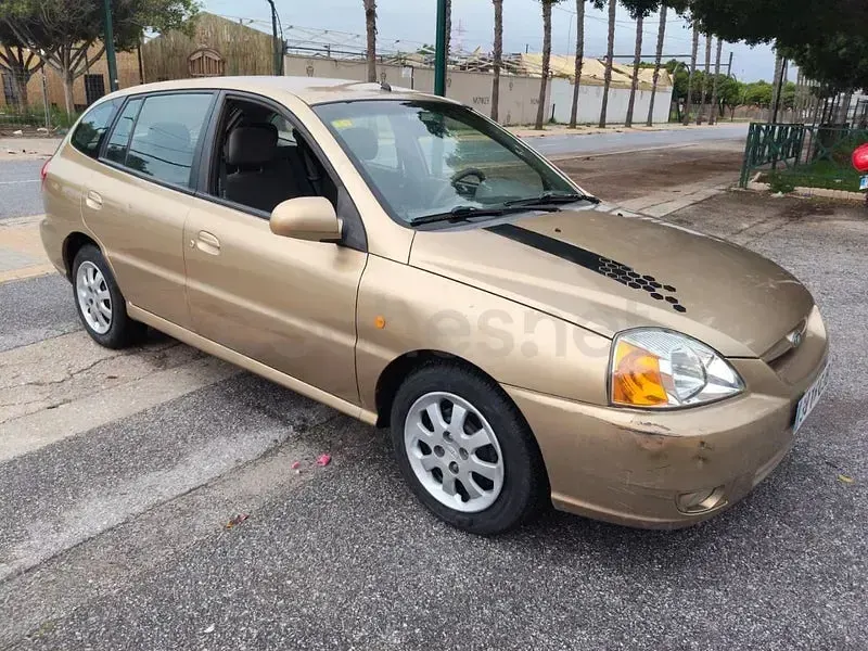 Usado Kia Rio 97 CV (71 kW) 2003 Beige Berlina
