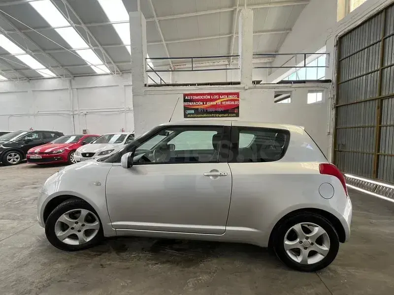 Usado Suzuki Swift GLX 92 CV (67 kW) 2005 Gris / plata Utilitario