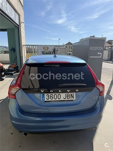 Usado Volvo V60 Momentum 136 CV (100 kW) 2014 Azul Familiar