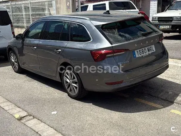 Usado Skoda Octavia Ambition 150 CV (110 kW) 2023 Gris / plata Familiar